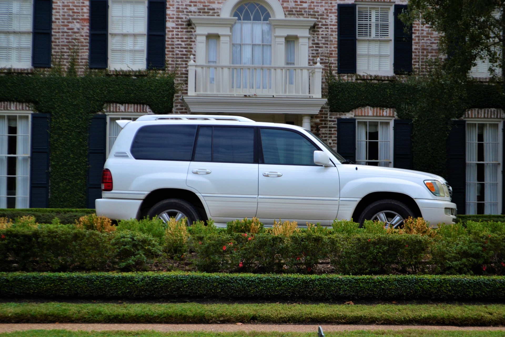 artisticoperations-toyota-land-cruiser-2943058_1920.jpg