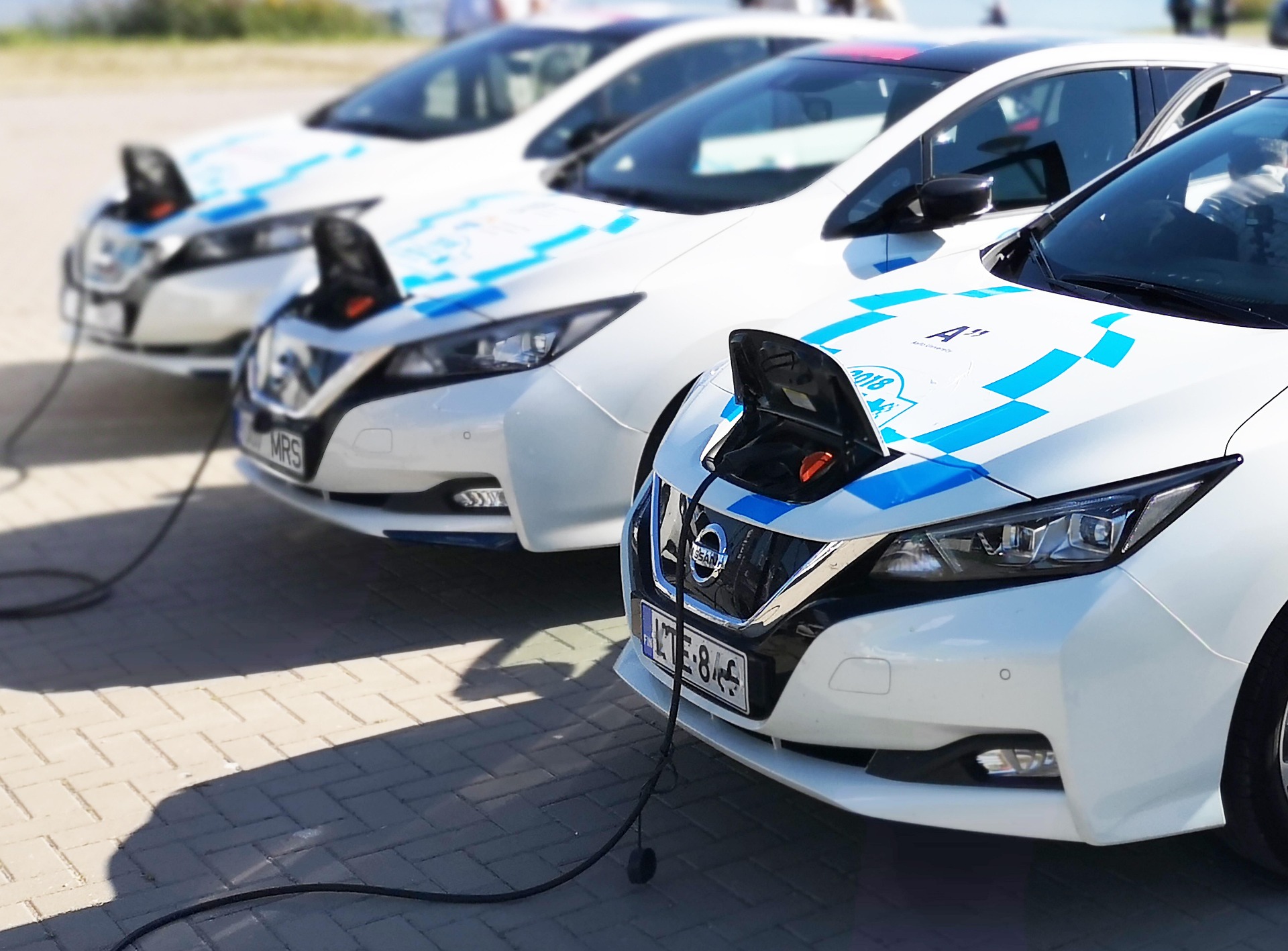 Co lepsze: auto elektryczne czy hybrydowe?