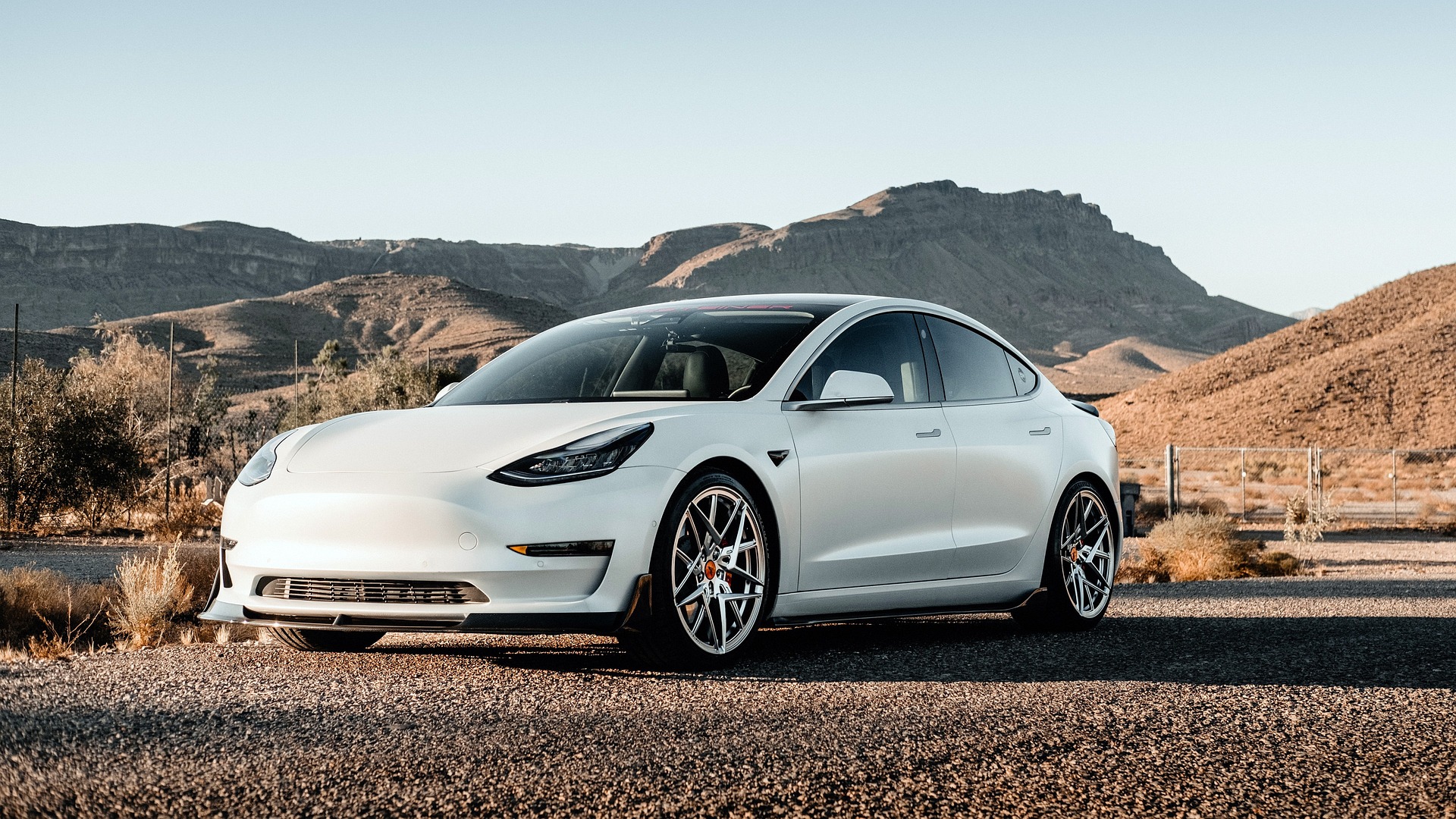 capitalstreet_fx06-tesla-5937063_1920.jpg