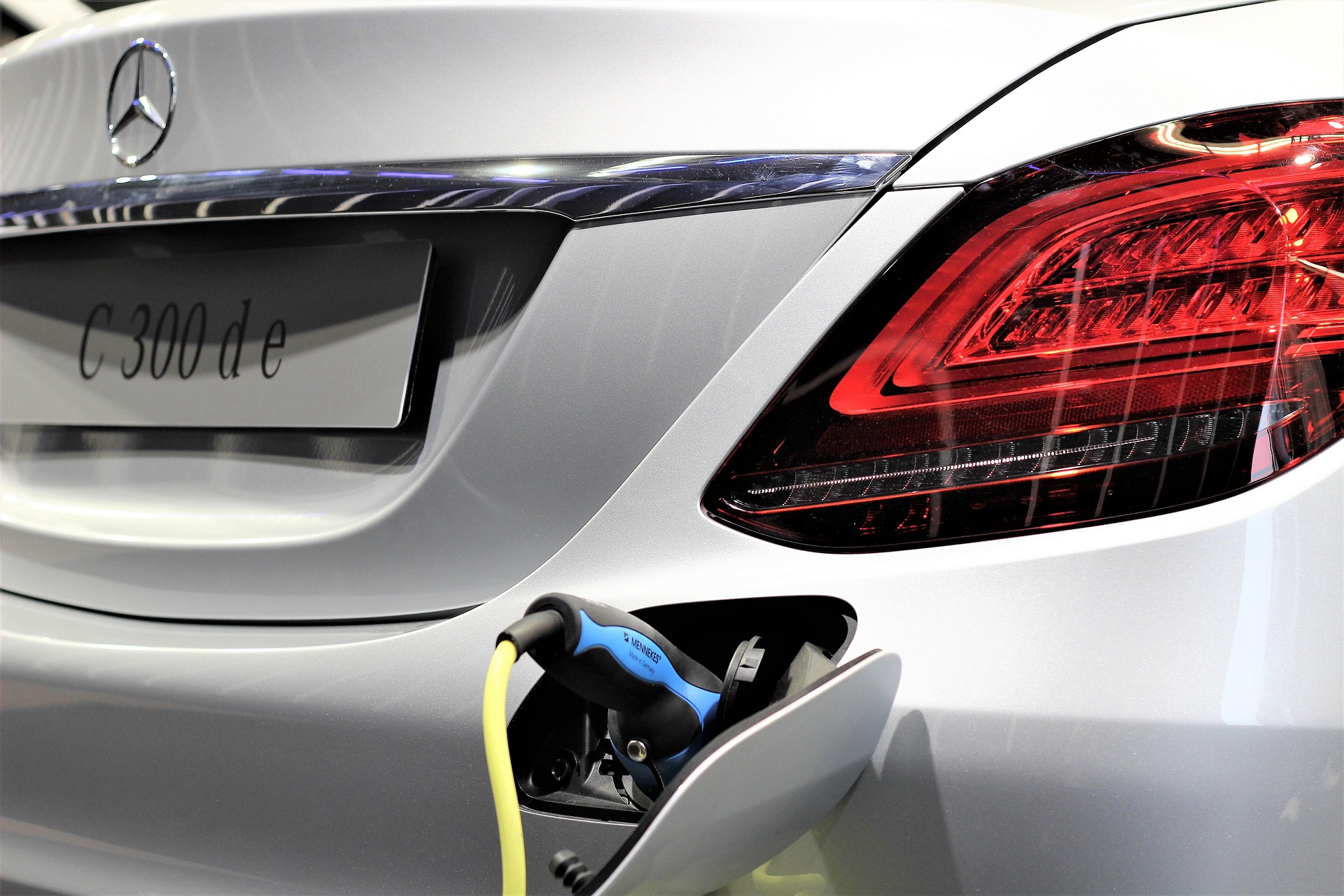 goranh-car-mercedes-benz-c-300-d-e-3325813_1920.jpg